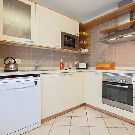Sleeps 6 Pool Air Con Wifi